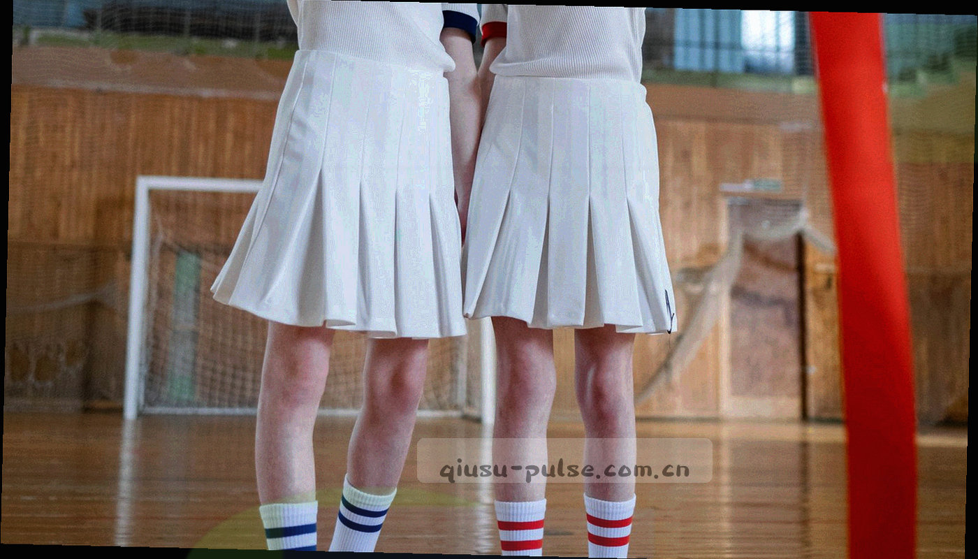 陶土色与苔绿色线条交错排列的抽象纹理